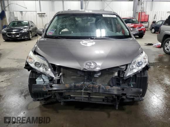 2014 Toyota Sienna LE AAS z VIN 5TDKK3DC7ES479983, wystawiony jako Copart lot #63210225 z przebiegiem 141 499 mil mil oraz Szkoda całkowita • Salvage title. Historia ofert i sprzedaży dostępna na DreamBid. Obrazek 5.