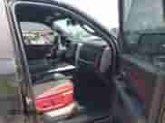 2017 Ram 1500 Rebel z VIN 1C6RR7YT7HS588233, wystawiony jako IAAI lot #42803106 z przebiegiem 129 114 mil mil oraz . Historia ofert i sprzedaży dostępna na DreamBid. Obrazek 5.