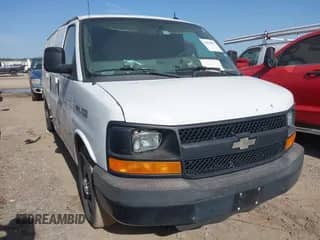 2013 Chevrolet Express Cargo z VIN 1GCWGGFA5D1117720, wystawiony jako IAAI lot #41670878 z przebiegiem 224 650 mil mil oraz . Historia ofert i sprzedaży dostępna na DreamBid. Obrazek 1.