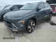 2024 Hyundai Kona Limited z VIN KM8HECA36RU048019, wystawiony jako Copart lot #76171524 z przebiegiem 5 086 mil mil oraz Nie do naprawy • Non repairable. Historia ofert i sprzedaży dostępna na DreamBid. Obrazek 1.