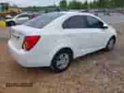 2014 Chevrolet Sonic LT z VIN 1G1JC5SH0E4199684, wystawiony jako IAAI lot #43315239 z przebiegiem 117 587 mil mil oraz . Historia ofert i sprzedaży dostępna na DreamBid. Obrazek 4.