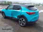 2022 Chevrolet TrailBlazer RS z VIN KL79MUSL2NB047324, wystawiony jako IAAI lot #42162915 z przebiegiem 59 318 mil mil oraz . Historia ofert i sprzedaży dostępna na DreamBid. Obrazek 3.