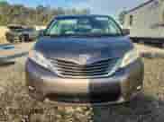 2014 Toyota Sienna XLE с VIN 5TDYK3DC9ES465951, выставлен на аукционе Copart как лот 82076345 с пробегом 251 483 миль миль и Списание • Salvage title. История ставок и продаж доступна на DreamBid. Изображение 5.