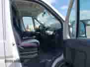 2020 Ram ProMaster Cargo z VIN 3C6TRVBG9LE105908, wystawiony jako IAAI lot #42561631 z przebiegiem 84 524 mil mil oraz . Historia ofert i sprzedaży dostępna na DreamBid. Obrazek 5.