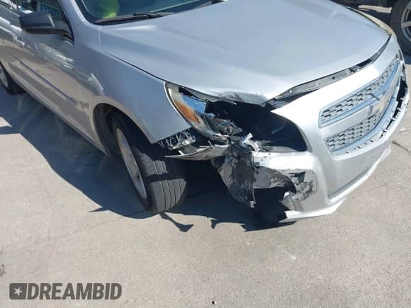 2013 Chevrolet Malibu LS z VIN 1G11B5SA8DF133764, wystawiony jako IAAI lot #43386334 z przebiegiem 166 541 mil mil oraz . Historia ofert i sprzedaży dostępna na DreamBid. Obrazek 6.