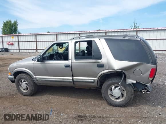 1998 Chevrolet Blazer LS with VIN 1GNDT13W2W2177149, listed as a IAAI auction lot 42422025 with 210,833 mi miles and . Bid and sale history available at DreamBid. Image 14.