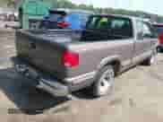 1998 Chevrolet S-10 LS z VIN 1GCCS19X1W8113172, wystawiony jako IAAI lot #43159940 z przebiegiem 231 736 mil mil oraz . Historia ofert i sprzedaży dostępna na DreamBid. Obrazek 4.