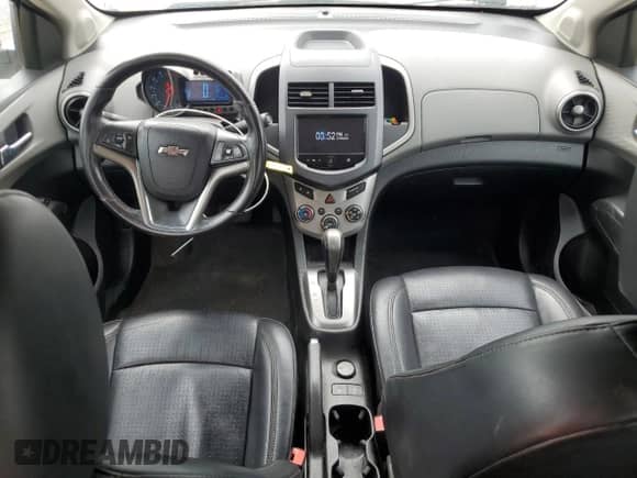2013 Chevrolet Sonic LTZ с VIN 1G1JE5SH7D4152807, выставлен на аукционе Copart как лот 58600395 с пробегом 129 542 миль миль и Списание • Salvage title. История ставок и продаж доступна на DreamBid. Изображение 8.