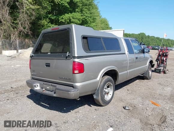 2001 Chevrolet S-10 LS with VIN 1GCCS19W318113416, listed as a IAAI auction lot 42586520 with 158,682 mi miles and . Bid and sale history available at DreamBid. Image 4.