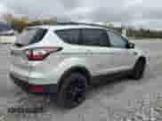 2018 Ford Escape SE z VIN 1FMCU9GD4JUB78529, wystawiony jako Copart lot #87490825 z przebiegiem 72 966 mil mil oraz Czysty tytuł • Clean title. Historia ofert i sprzedaży dostępna na DreamBid. Obrazek 3.