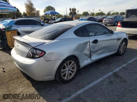 2008 Hyundai Tiburon GS с VIN KMHHM66DX8U291384, выставлен на аукционе Copart как лот 85974854 с пробегом 106 391 миль миль и Списание • Salvage title. История ставок и продаж доступна на DreamBid. Изображение 3.