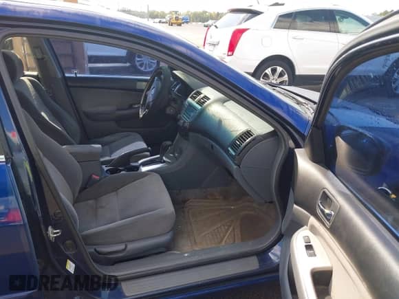 2007 Honda Accord EX z VIN 1HGCM56717A105056, wystawiony jako IAAI lot #43201043 z przebiegiem 236 925 mil mil oraz . Historia ofert i sprzedaży dostępna na DreamBid. Obrazek 5.