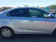 2018 Chevrolet Sonic LS z VIN 1G1JB5SH4J4116481, wystawiony jako IAAI lot #42750673 z przebiegiem 110 591 mil mil oraz . Historia ofert i sprzedaży dostępna na DreamBid. Obrazek 14.