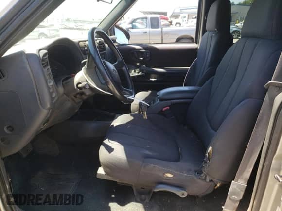 2004 Chevrolet S-10 LS z VIN 1GCDT13X14K113828, wystawiony jako Copart lot #64229655 z przebiegiem 100 013 mil mil oraz Szkoda całkowita • Salvage title. Historia ofert i sprzedaży dostępna na DreamBid. Obrazek 7.