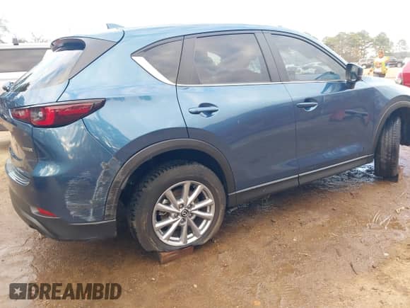 2023 Mazda CX-5 S Carbon Edition z VIN JM3KFBCM2P0235177, wystawiony jako IAAI lot #41209889 z przebiegiem 15 588 mil mil oraz . Historia ofert i sprzedaży dostępna na DreamBid. Obrazek 4.