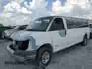 2004 Chevrolet Express Passenger z VIN 1GAHG39U141135891, wystawiony jako Copart lot #63006135 z przebiegiem Nie podano mil oraz Szkoda całkowita • Salvage title. Historia ofert i sprzedaży dostępna na DreamBid. Obrazek 1.