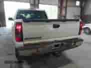 2007 Chevrolet Silverado 1500HD LS z VIN 1GCGK13U97F102188, wystawiony jako IAAI lot #42447177 z przebiegiem 260 613 mil mil oraz . Historia ofert i sprzedaży dostępna na DreamBid. Obrazek 19.