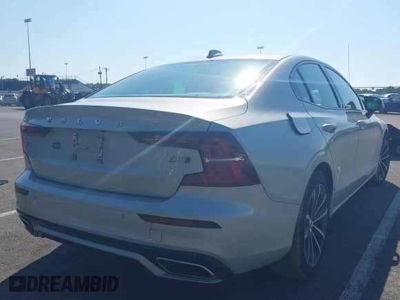 2022 Volvo S60 Momentum z VIN 7JRL12TZXNG162556, wystawiony jako IAAI lot #42532276 z przebiegiem 34 119 mil mil oraz . Historia ofert i sprzedaży dostępna na DreamBid. Obrazek 4.