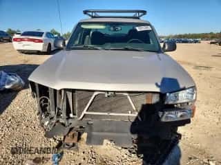 2005 Chevrolet Silverado 1500 Work Truck z VIN 1GCEK19V85Z264042, wystawiony jako Copart lot #82613965 z przebiegiem 206 946 mil mil oraz Szkoda całkowita • Salvage title. Historia ofert i sprzedaży dostępna na DreamBid. Obrazek 5.