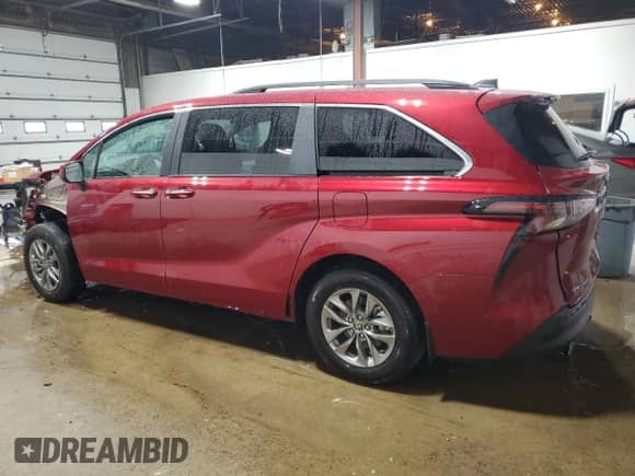 2025 Toyota Sienna XLE with VIN 5TDJSKFC5SS180877, listed as a Copart auction lot 59136975 with 2,070 mi miles and Salvage title. Bid and sale history available at DreamBid. Image 2.