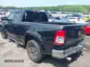 2020 Ram 1500 Big Horn z VIN 1C6SRFBT0LN280347, wystawiony jako IAAI lot #42133444 z przebiegiem 101 906 mil mil oraz . Historia ofert i sprzedaży dostępna na DreamBid. Obrazek 3.