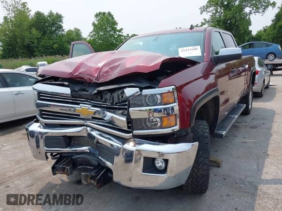 2015 Chevrolet Silverado 2500HD LT z VIN 1GC1KVE83FF102831, wystawiony jako IAAI lot #42411608 z przebiegiem 140 538 mil mil oraz . Historia ofert i sprzedaży dostępna na DreamBid. Obrazek 6.