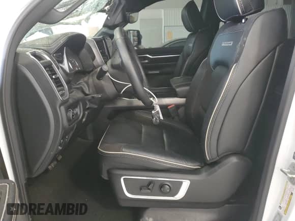 2024 Ram 1500 Laramie z VIN 1C6SRFJT3RN203885, wystawiony jako Copart lot #70130805 z przebiegiem 31 423 mil mil oraz Szkoda całkowita • Salvage title. Historia ofert i sprzedaży dostępna na DreamBid. Obrazek 7.