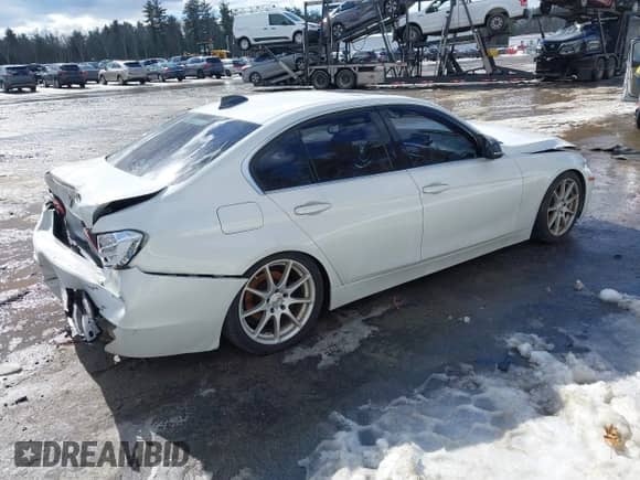 2013 BMW 3 Series 328i xDrive z VIN WBA3B3G54DNP38397, wystawiony jako IAAI lot #41677694 z przebiegiem Nie podano mil oraz . Historia ofert i sprzedaży dostępna na DreamBid. Obrazek 4.