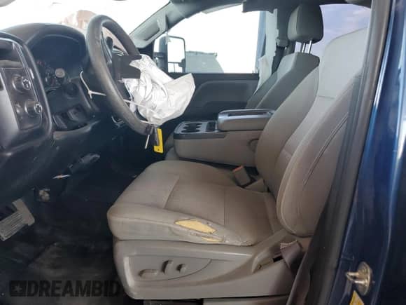 2017 Chevrolet Silverado 2500HD Work Truck z VIN 1GC2KUEG0HZ151797, wystawiony jako Copart lot #67667085 z przebiegiem 225 607 mil mil oraz Szkoda całkowita • Salvage title. Historia ofert i sprzedaży dostępna na DreamBid. Obrazek 7.