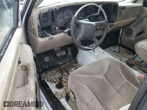 2002 GMC Sierra 1500 z VIN 1GTEC14W12Z170108, wystawiony jako Copart lot #68564144 z przebiegiem Nie podano mil oraz Szkoda całkowita • Salvage title. Historia ofert i sprzedaży dostępna na DreamBid. Obrazek 8.