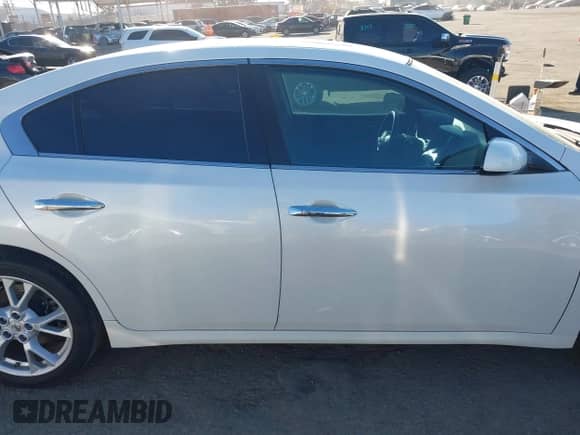 2014 Nissan Maxima SV z VIN 1N4AA5APXEC905450, wystawiony jako IAAI lot #42692323 z przebiegiem 187 955 mil mil oraz . Historia ofert i sprzedaży dostępna na DreamBid. Obrazek 13.