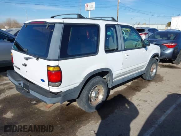 1995 Ford Explorer Eddie Bauer z VIN 1FMCU24X1SUB07828, wystawiony jako IAAI lot #41145230 z przebiegiem 269 846 mil mil oraz . Historia ofert i sprzedaży dostępna na DreamBid. Obrazek 4.