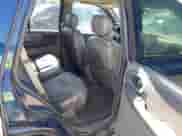 2002 Chevrolet TrailBlazer LTZ z VIN 1GNDT13SX22371063, wystawiony jako IAAI lot #42815452 z przebiegiem 154 952 mil mil oraz . Historia ofert i sprzedaży dostępna na DreamBid. Obrazek 8.