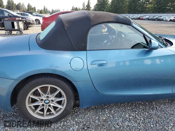 2005 BMW Z4 2.5i z VIN 4USBT33535LR70689, wystawiony jako Copart lot #61991005 z przebiegiem 150 144 mil mil oraz Szkoda całkowita • Salvage title. Historia ofert i sprzedaży dostępna na DreamBid. Obrazek 10.