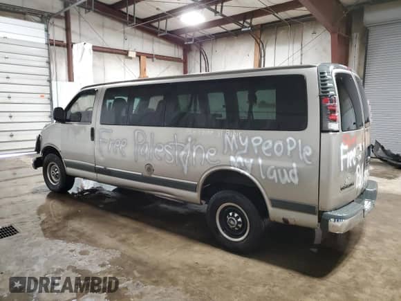 2001 Chevrolet Express с VIN 1GAHG39R611205912, выставлен на аукционе Copart как лот 49176265 с пробегом 375 645 миль миль и Списание • Salvage title. История ставок и продаж доступна на DreamBid. Изображение 2.