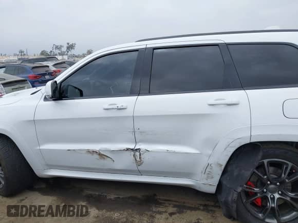 2015 Jeep Grand Cherokee SRT z VIN 1C4RJFDJ5FC190072, wystawiony jako IAAI lot #42980152 z przebiegiem 90 580 mil mil oraz . Historia ofert i sprzedaży dostępna na DreamBid. Obrazek 13.