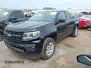 2021 Chevrolet Colorado 2WD LT z VIN 1GCHSCEA0M1235854, wystawiony jako IAAI lot #43153720 z przebiegiem 82 138 mil mil oraz . Historia ofert i sprzedaży dostępna na DreamBid. Obrazek 2.