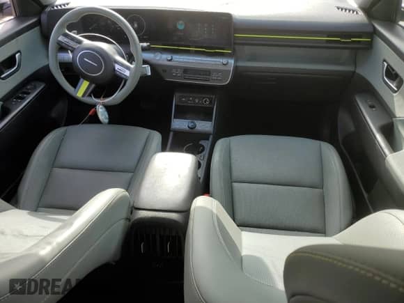 2024 Hyundai Kona Limited z VIN KM8HE3A69RU005482, wystawiony jako Copart lot #63295195 z przebiegiem 4 581 mil mil oraz Czysty tytuł • Clean title. Historia ofert i sprzedaży dostępna na DreamBid. Obrazek 8.