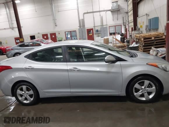 2013 Hyundai Elantra GLS z VIN 5NPDH4AE6DH300890, wystawiony jako IAAI lot #43073166 z przebiegiem 163 666 mil mil oraz . Historia ofert i sprzedaży dostępna na DreamBid. Obrazek 13.