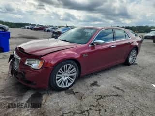 2013 Chrysler 300 C z VIN 2C3CCAET9DH698904, wystawiony jako Copart lot #81753255 z przebiegiem 148 416 mil mil oraz Szkoda całkowita • Salvage title. Historia ofert i sprzedaży dostępna na DreamBid. Obrazek 1.