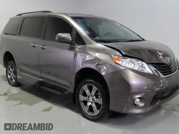 2015 Toyota Sienna SE с VIN 5TDXK3DC5FS642718, выставлен на аукционе Copart как лот 85938245 с пробегом 66 969 миль миль и Списание • Salvage title. История ставок и продаж доступна на DreamBid. Изображение 1.