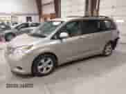 2017 Toyota Sienna LE Auto Access Seat z VIN 5TDKZ3DC3HS842392, wystawiony jako IAAI lot #43164475 z przebiegiem 98 530 mil mil oraz . Historia ofert i sprzedaży dostępna na DreamBid. Obrazek 17.