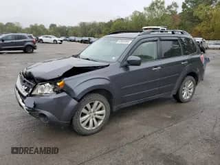 2013 Subaru Forester X Premium z VIN JF2SHADC1DH418460, wystawiony jako Copart lot #82053095 z przebiegiem 105 353 mil mil oraz Szkoda całkowita • Salvage title. Historia ofert i sprzedaży dostępna na DreamBid. Obrazek 1.