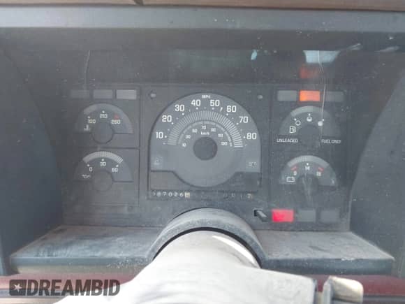 1988 Chevrolet Silverado 2500 z VIN 1GCFC24H6JZ151273, wystawiony jako IAAI lot #42625042 z przebiegiem 87 026 mil mil oraz . Historia ofert i sprzedaży dostępna na DreamBid. Obrazek 7.