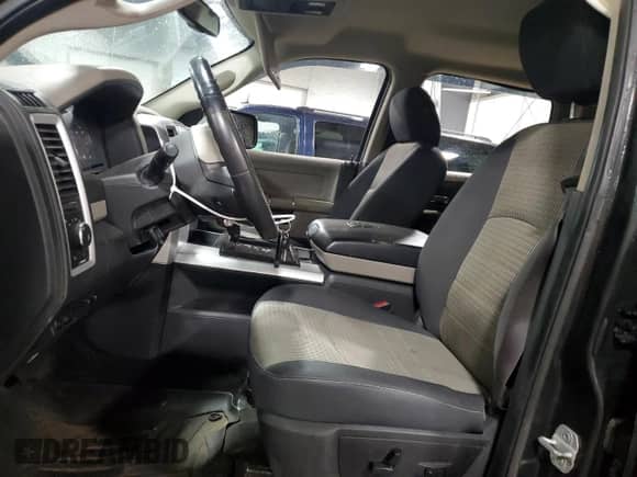 2010 Dodge 1500 SLT z VIN 1D7RV1CT2AS262361, wystawiony jako Copart lot #56317015 z przebiegiem 196 982 mil mil oraz Szkoda całkowita • Salvage title. Historia ofert i sprzedaży dostępna na DreamBid. Obrazek 7.