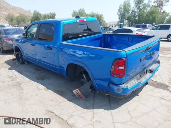 2025 Ram 1500 Big Horn с VIN 1C6RREFP0SN647137, выставлен на аукционе IAAI как лот 42179912 с пробегом 738 миль миль и . История ставок и продаж доступна на DreamBid. Изображение 3.