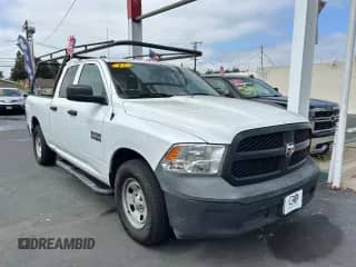 2017 Ram 1500 Express z VIN 1C6RR6FG6HS860769, wystawiony jako Copart lot #63651465 z przebiegiem 242 959 mil mil oraz Czysty tytuł • Clean title. Historia ofert i sprzedaży dostępna na DreamBid. Obrazek 1.