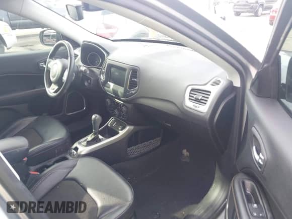 2020 Jeep Compass Latitude z VIN 3C4NJCBB3LT257860, wystawiony jako IAAI lot #41601408 z przebiegiem 72 364 mil mil oraz . Historia ofert i sprzedaży dostępna na DreamBid. Obrazek 5.