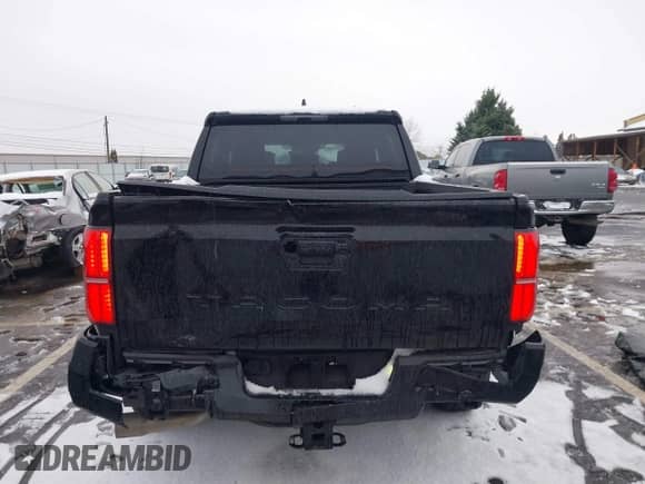 2024 Toyota Tacoma SR5 z VIN 3TMKB5FN3RM004833, wystawiony jako IAAI lot #41580572 z przebiegiem 7 039 mil mil oraz . Historia ofert i sprzedaży dostępna na DreamBid. Obrazek 16.