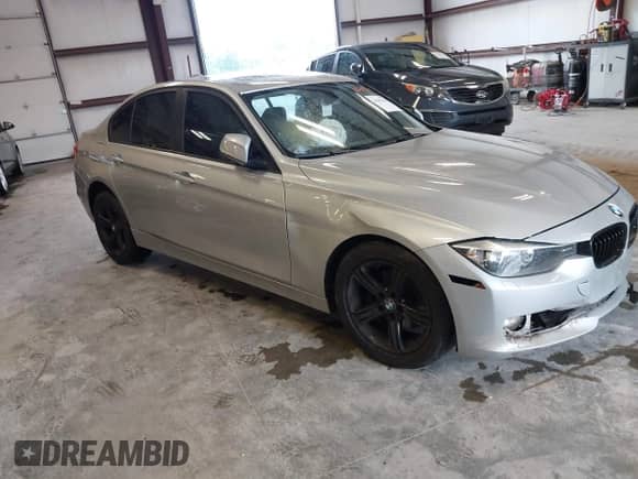 2013 BMW 3 Series 328i xDrive z VIN WBA3B3G58DNR79816, wystawiony jako IAAI lot #42303325 z przebiegiem 83 265 mil mil oraz . Historia ofert i sprzedaży dostępna na DreamBid. Obrazek 1.